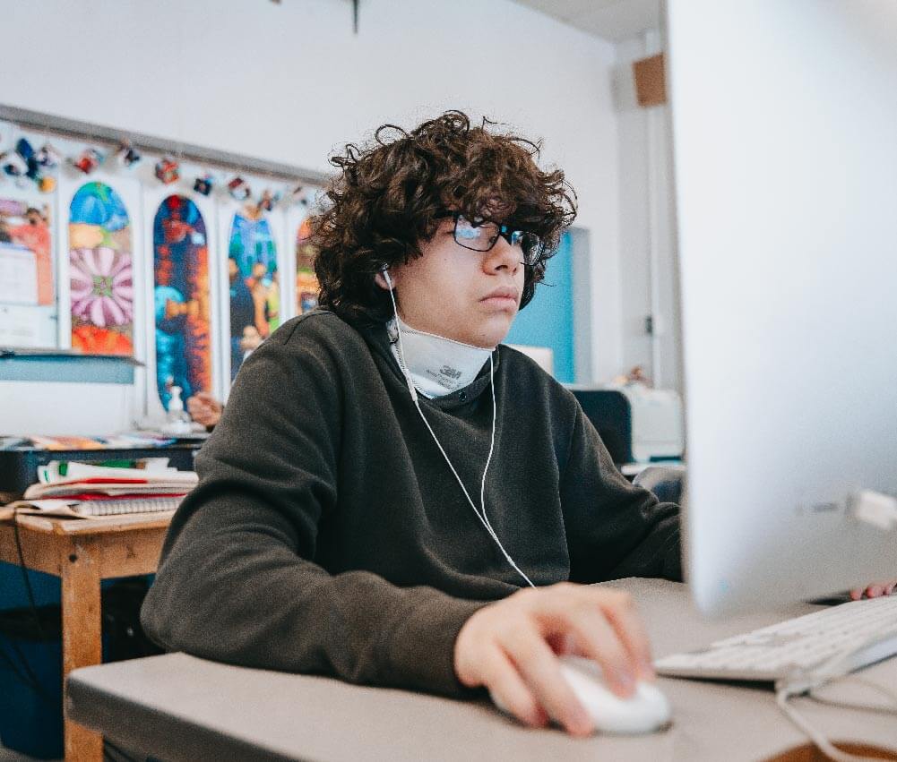 KPH_student working on imac